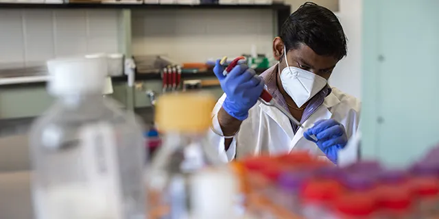 Doctor of cancer biology student at KU analyzing tumor samples via single-cell sequencing in a cancer research lab